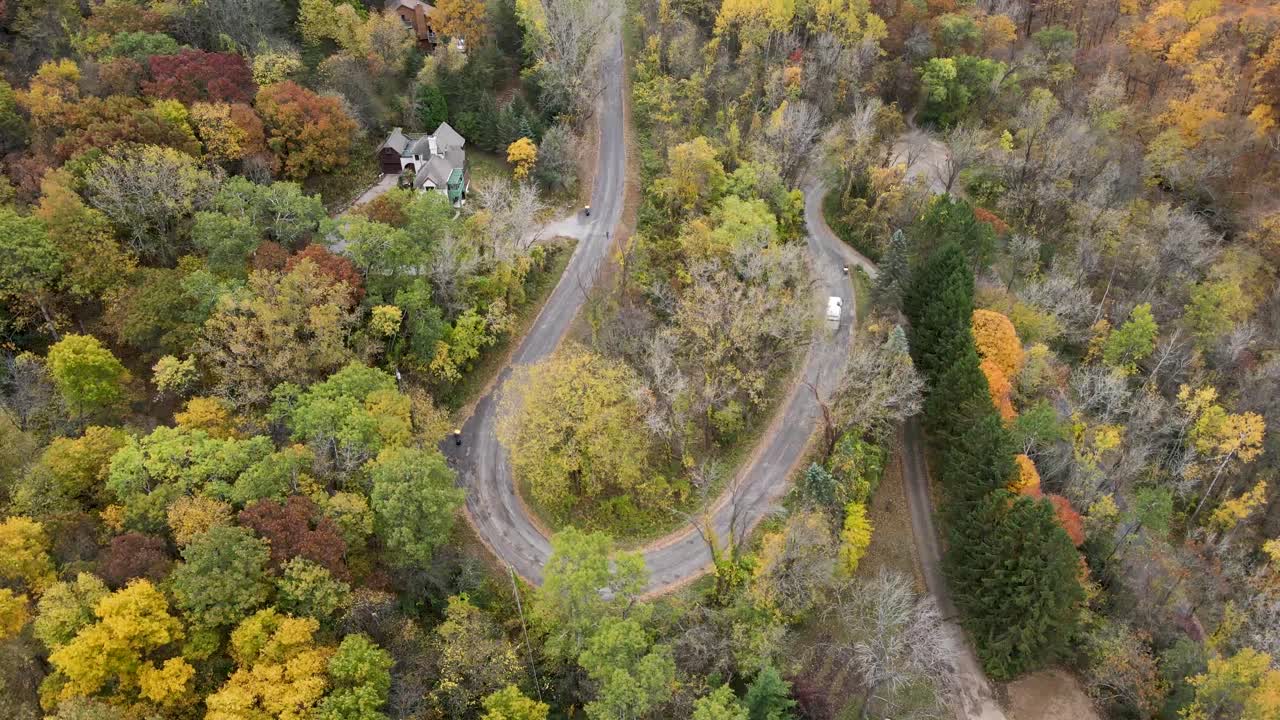 Ovenfra set billede af en renovationsbil, der kører på en snoet vej gennem skoven i La Crosse, Wisconsin