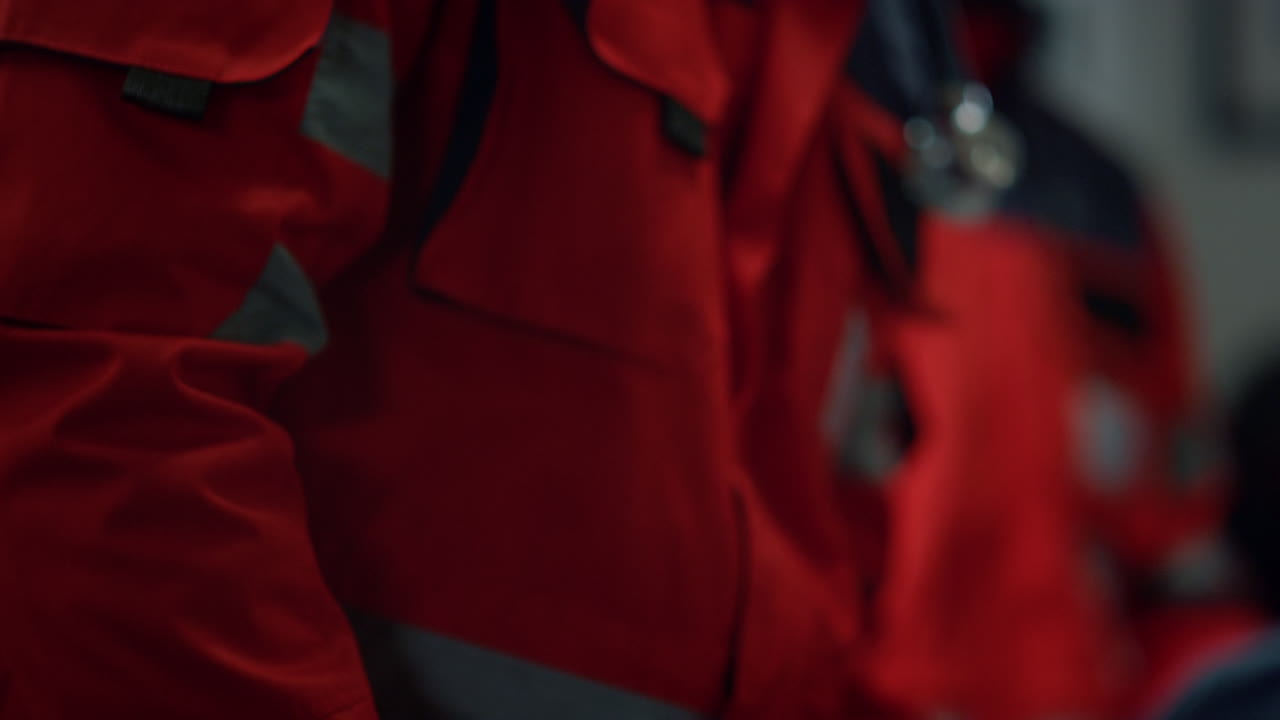 응급 의료 서비스 팀이 응급차에서 남성 환자를 돌보고 있습니다.