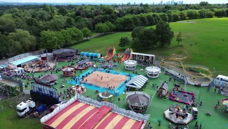 4k30p-Drohnen-Luftbild,-Vergnügungspark,-Karneval,-Karussell,-Erholungsspielplatz