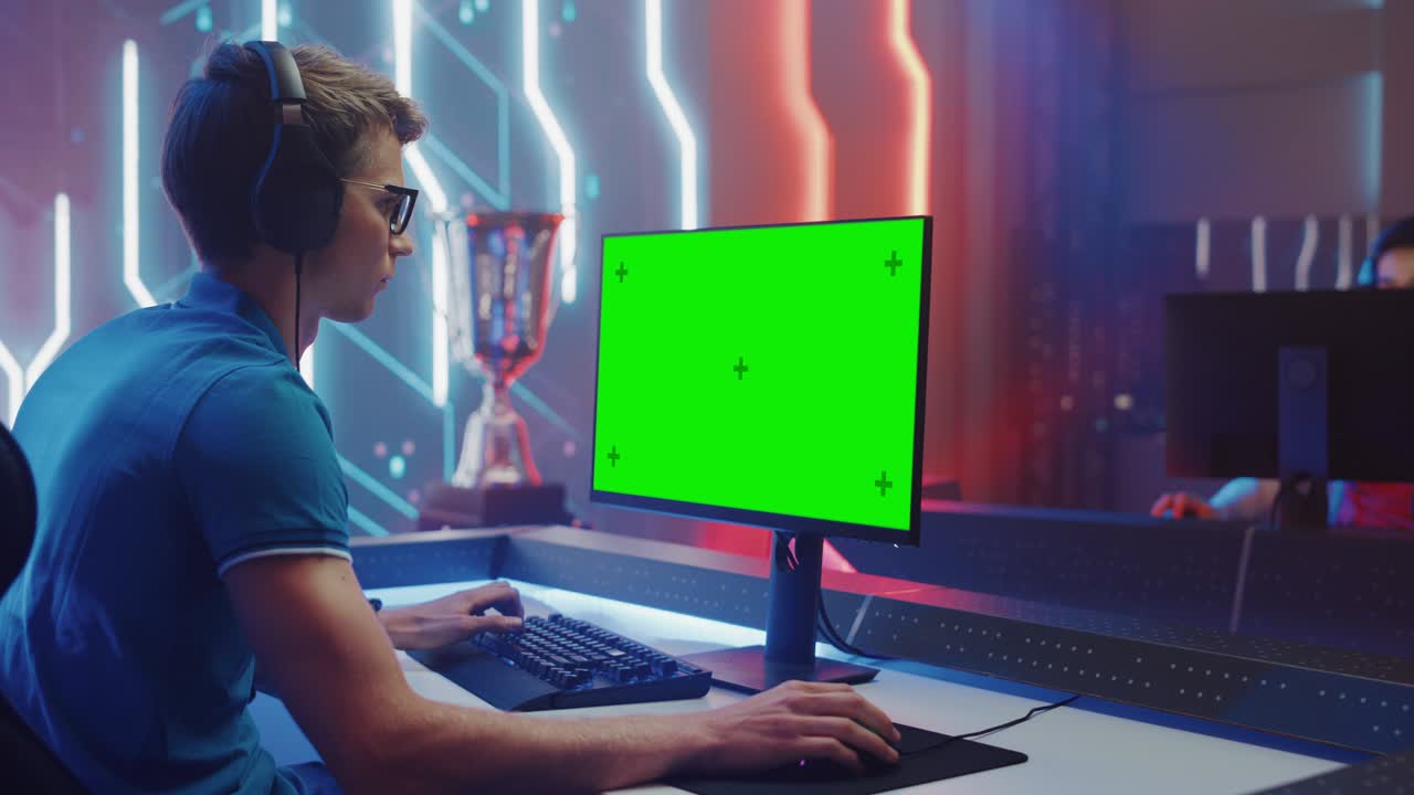 sul campionato di videogiochi professionista di esports gamer gioca su green chroma key screen computer personale. live streaming online torneo di cyber gaming stanza elegante. arco laterale scatto medio