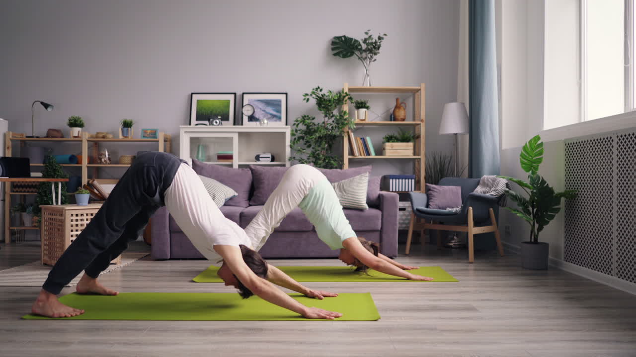 pareja practicando yoga en casa