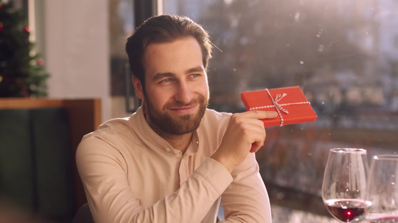 레스토랑 에서 선물 을 주는 남자