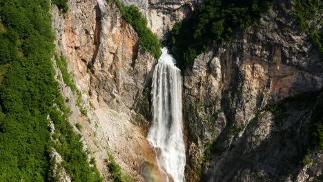 fuerte corriente de agua que fluye en la cascada boka en el parque nacional triglav en eslovenia