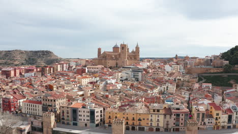 Alcaniz-Spanien-Luftaufnahme-Bewölkter-Tag-Kirche-Santa-María-La-Mayor-Provinz-Teruel