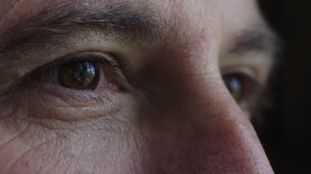 ojos de hombre maduro mirando de cerca reflexión contemplativa pensativa en el iris