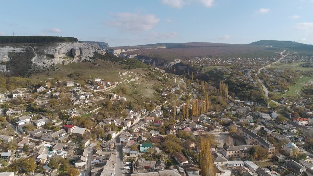 가을 에 산악 마을 의 공중 사진