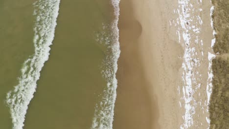 Vista-Aérea-De-La-Playa-En-Un-Frío-Día-De-Invierno