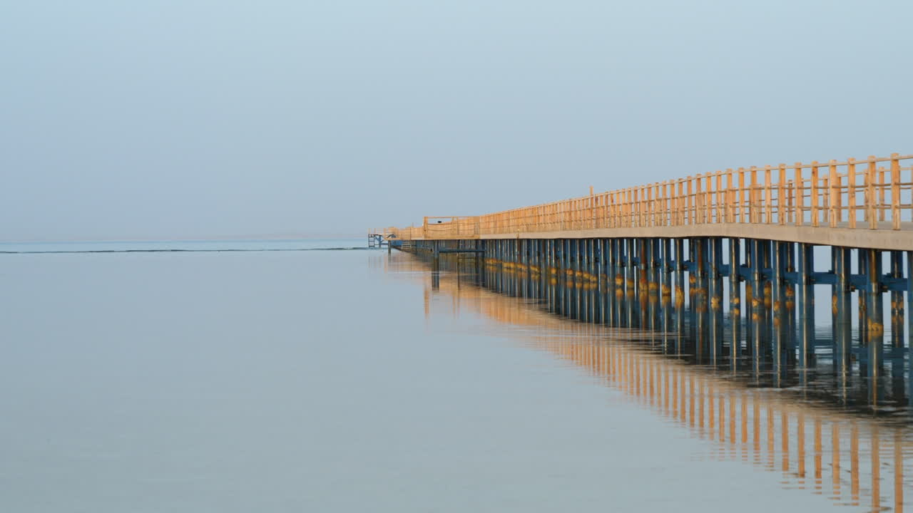 이집트 샤름 엘 셰이크의 홍해 부두에 있는 긴 목조 부두