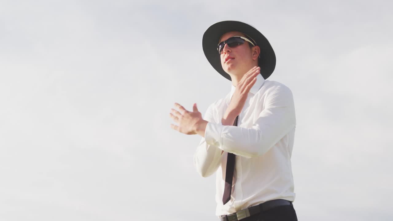 크리켓 피치 에 서 있는 신호 를 만드는 크리켓 심판