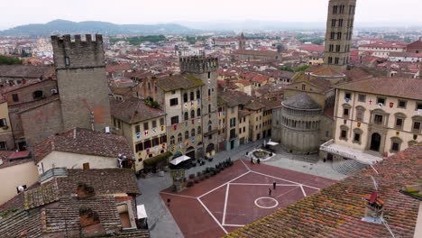 Piazza-Grande-Square-In-Arezzo,-Tuscany,-Italy---aerial-drone-shot