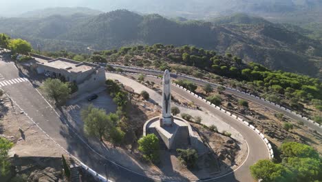 Statue-Der-Jungfrau-Maria-Am-Heiligtum-Unserer-Lieben-Frau-Von-Cabeza-Andalusien-Berge-Spanien-Antenne