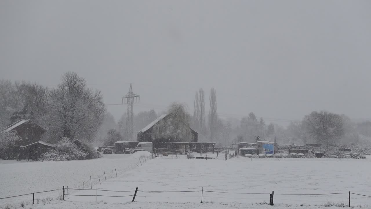 día de nieve en el lado rural de europa