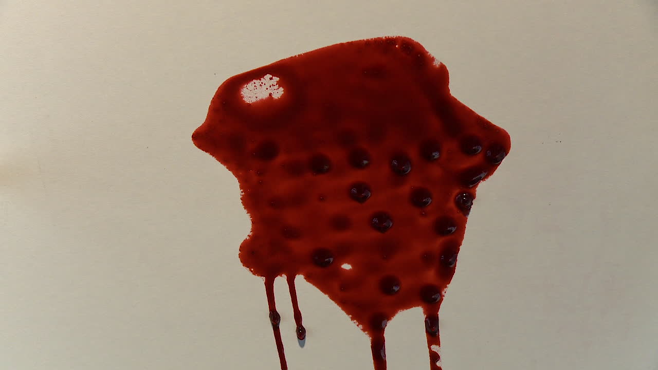 sangre goteando lentamente del techo