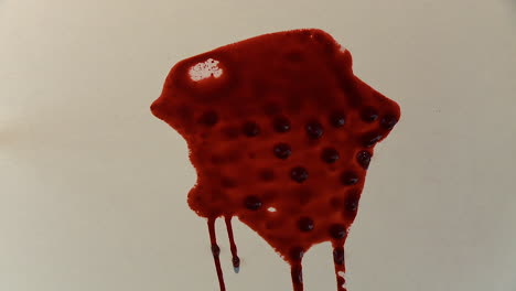sangre goteando lentamente del techo