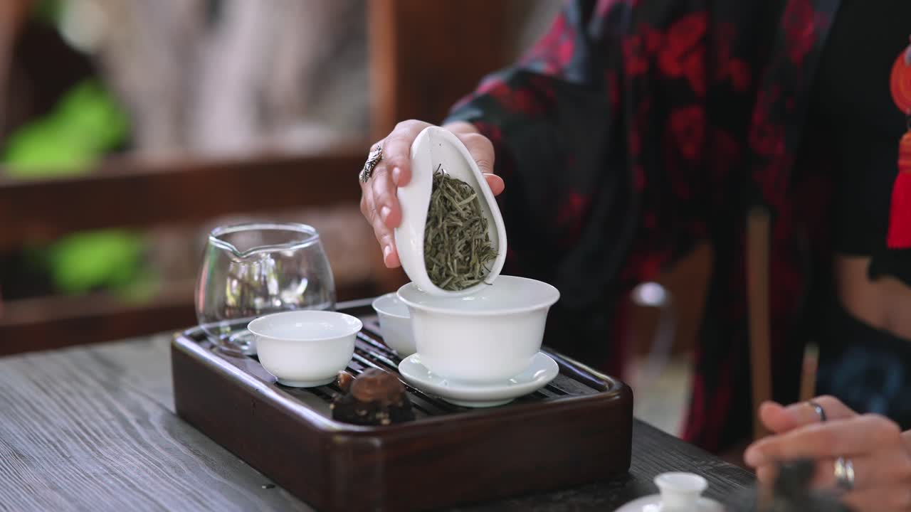 전통적 인 중국 차 의식 을 하는 여자