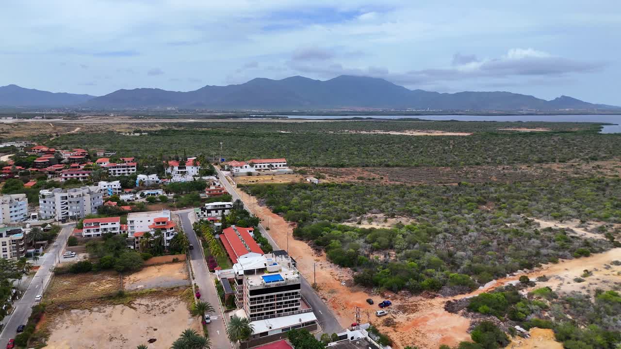 Vista aerea della spiaggia di El Yaque, hotel e deserto, Isola Margarita.