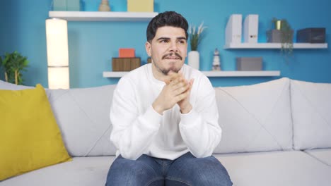 jóvenes emocionados de alegría.