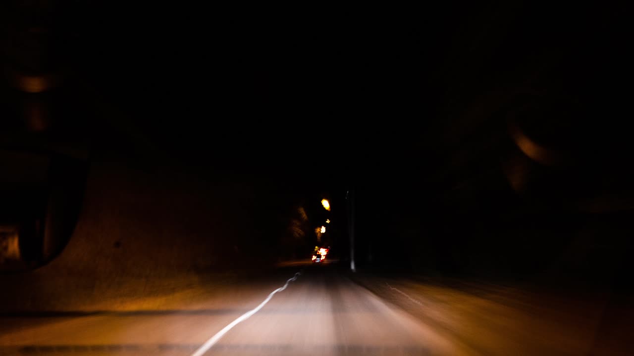conducción nocturna por las calles de la ciudad