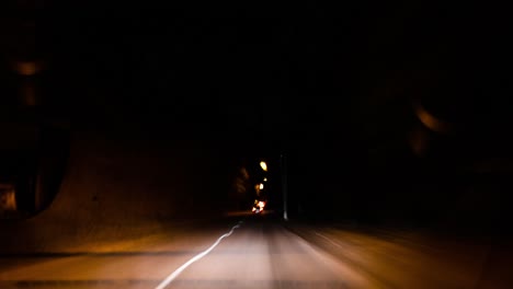conducción nocturna por las calles de la ciudad