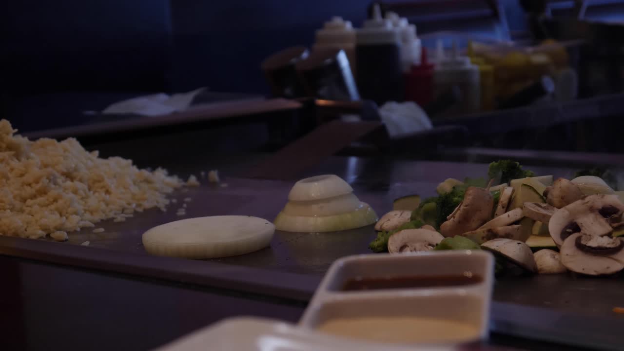 히바치 그릴에서 요리하는 요리사 화산 모양의 요리 반지를 함께 넣고 기름을 첨가하여 불을 꺼니다.