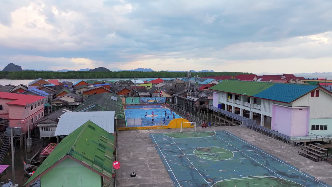 Koh Panyees flytande fotbollsplan sedd ovanifrån, Phang Nga-bukten, Thailand.