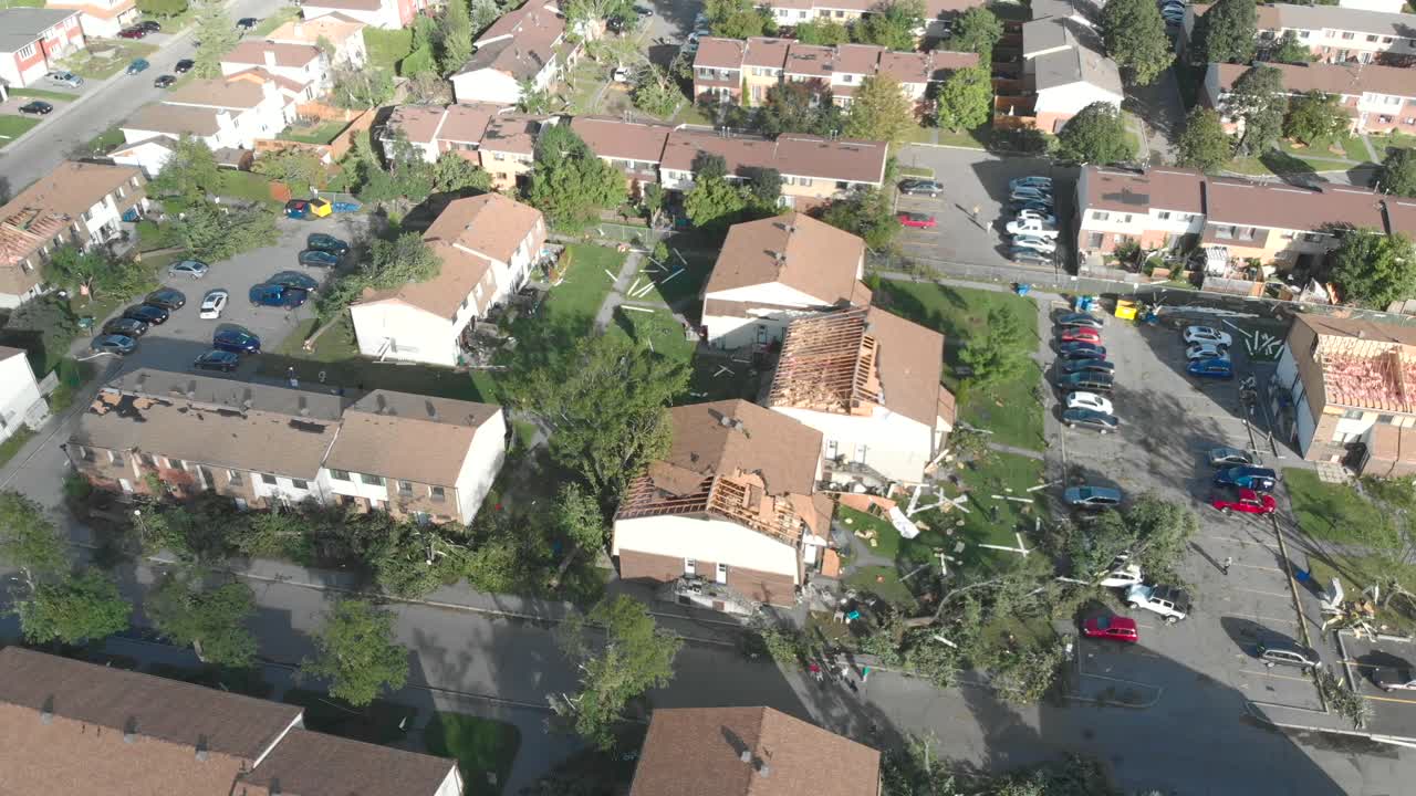 토네이도가 휩쓸고 지나간 오타와의 폐허가 된 마을의 하향식 항공 비디오