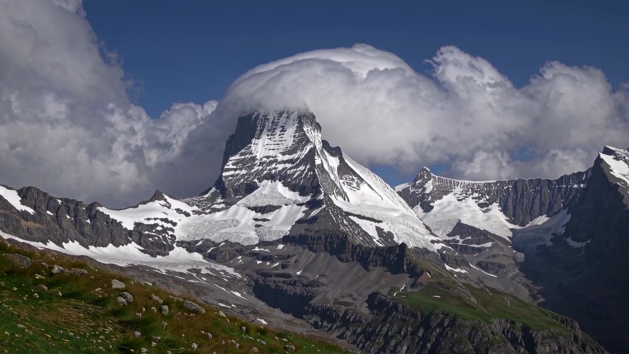 Merceksi Bulut Oluşumuyla Matterhorn Dağı Zirvesi
