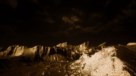 Dunkle-Wolken-über-Vulkanischem-Tal-Mit-Gras-Und-Felsen