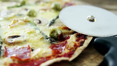 deliciosa pizza italiana servida en una mesa de madera