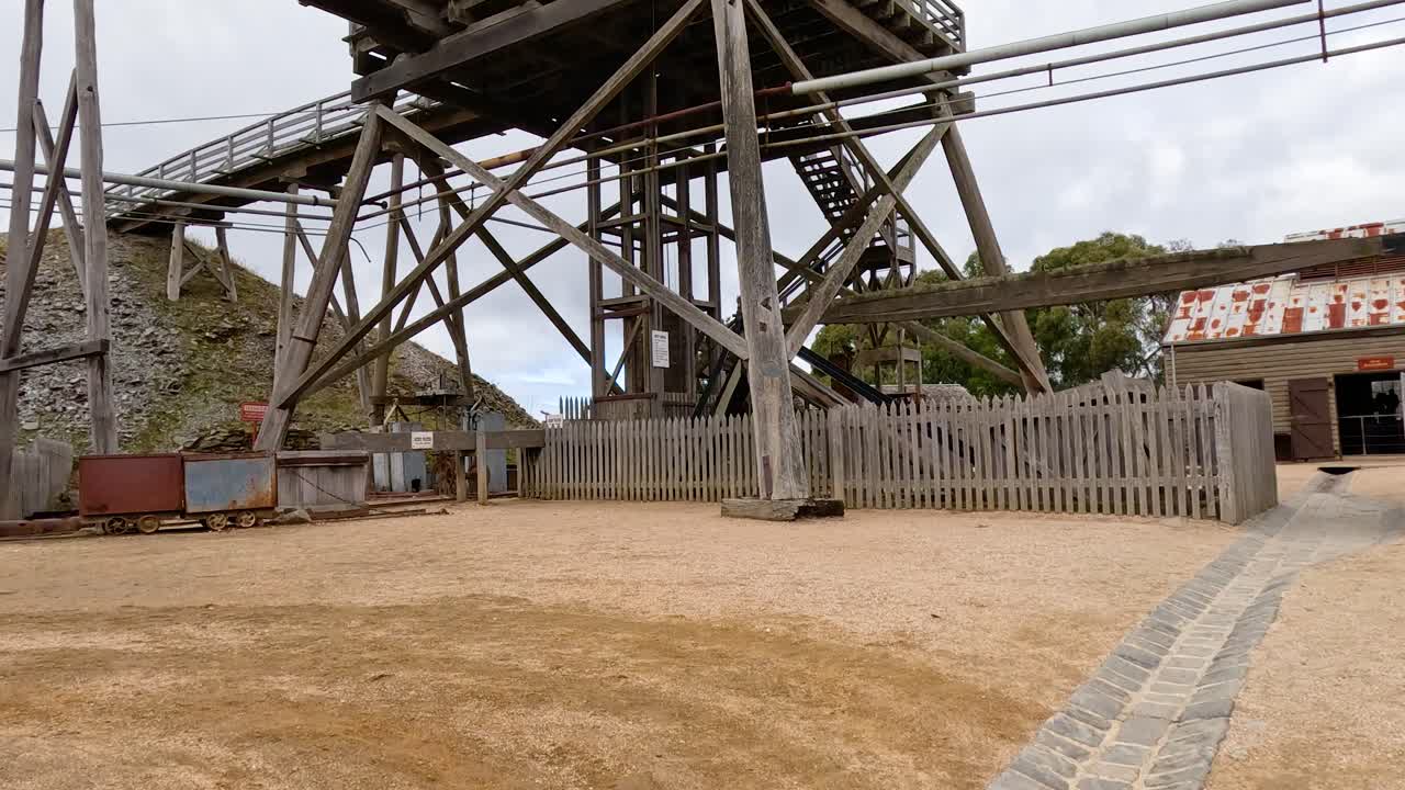 발라라트 주권 언덕의 목조 광산 구조물을 보여주는 비디오, 동적 카메라 각도와 자연 조명