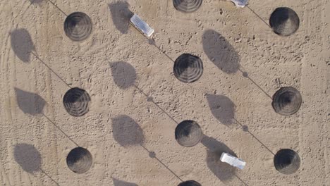 Vídeo-Creativo-De-Drones-Con-Sombrillas-En-Una-Playa-Que-Proyectan-Hermosas-Sombras