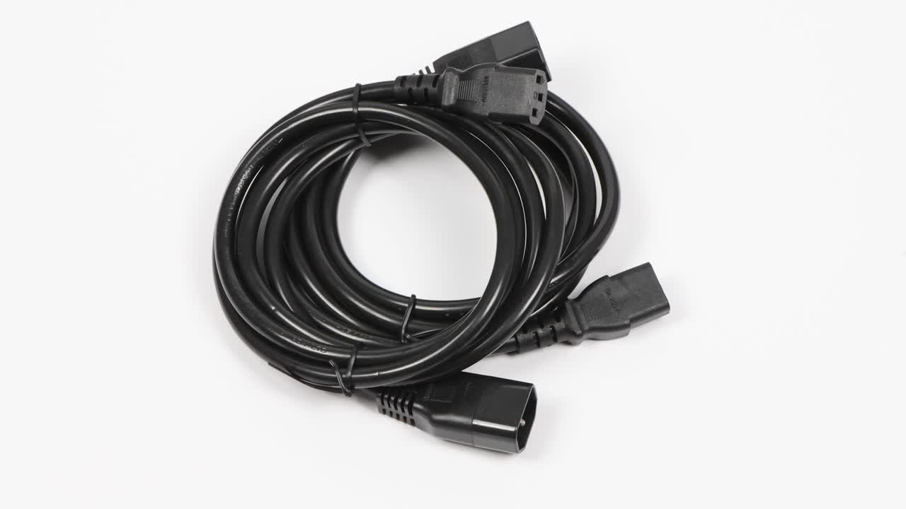 dos conectores de cable de alimentación negro c13-c14, en blanco. vista lateral. movimiento de bucle.