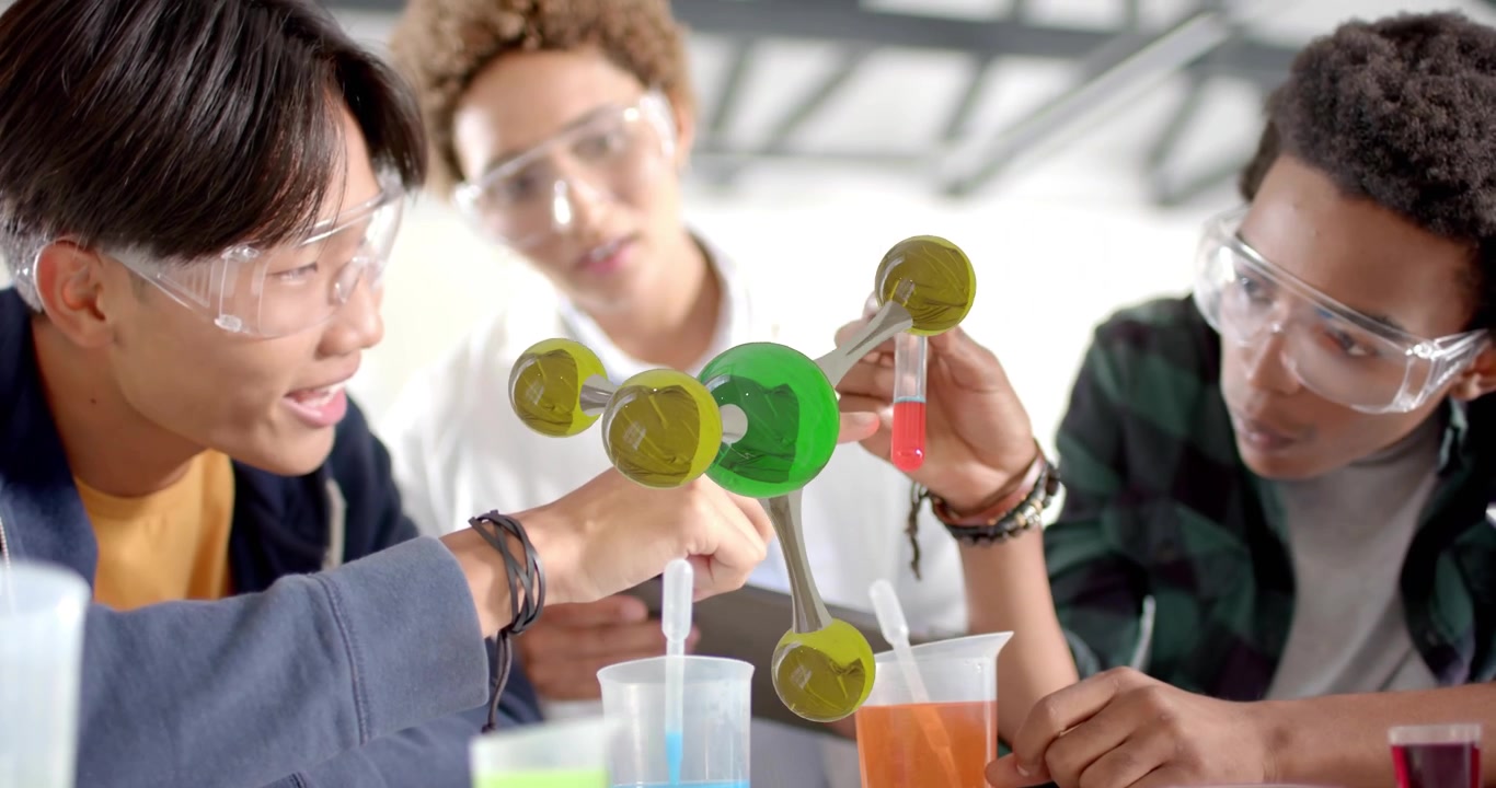 Studerende holder pipette over bægerglas, får hologrammodel til at svæve, mens de blander til laboratorieanalyse.