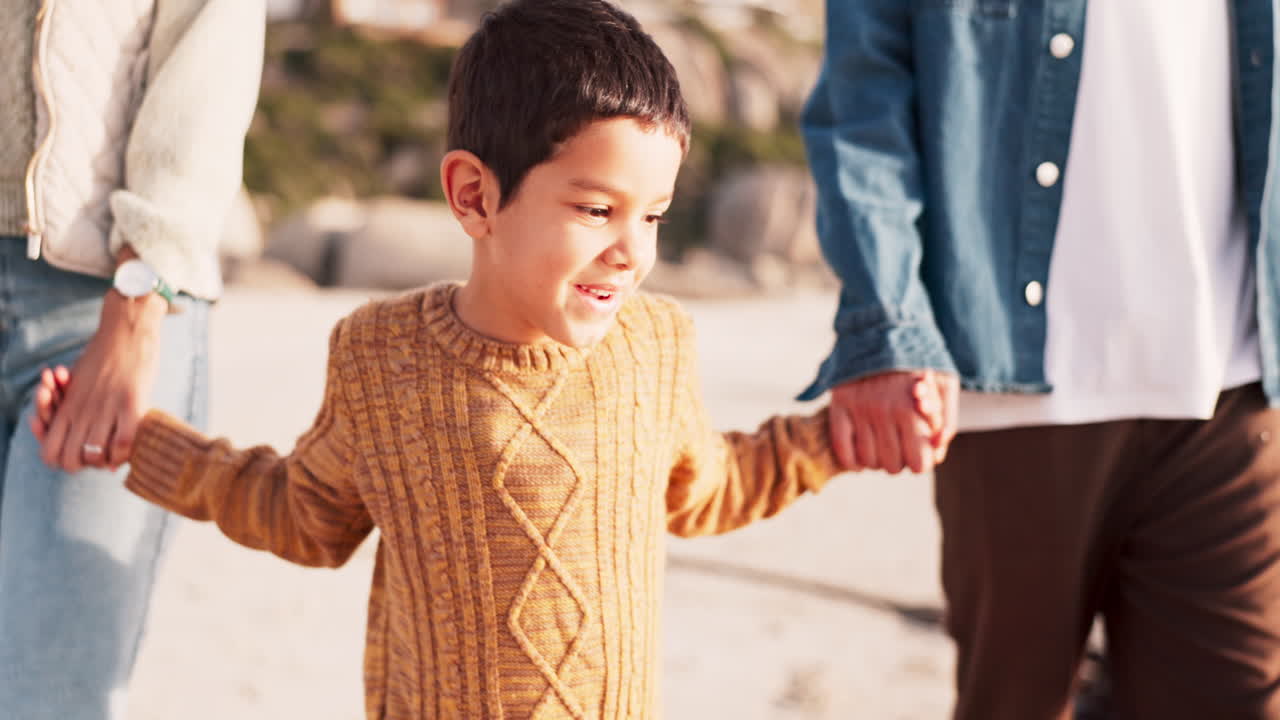 madre, padre e hijos en la playa