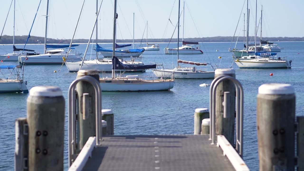 vista de barcos amarrados desde el embarcadero.