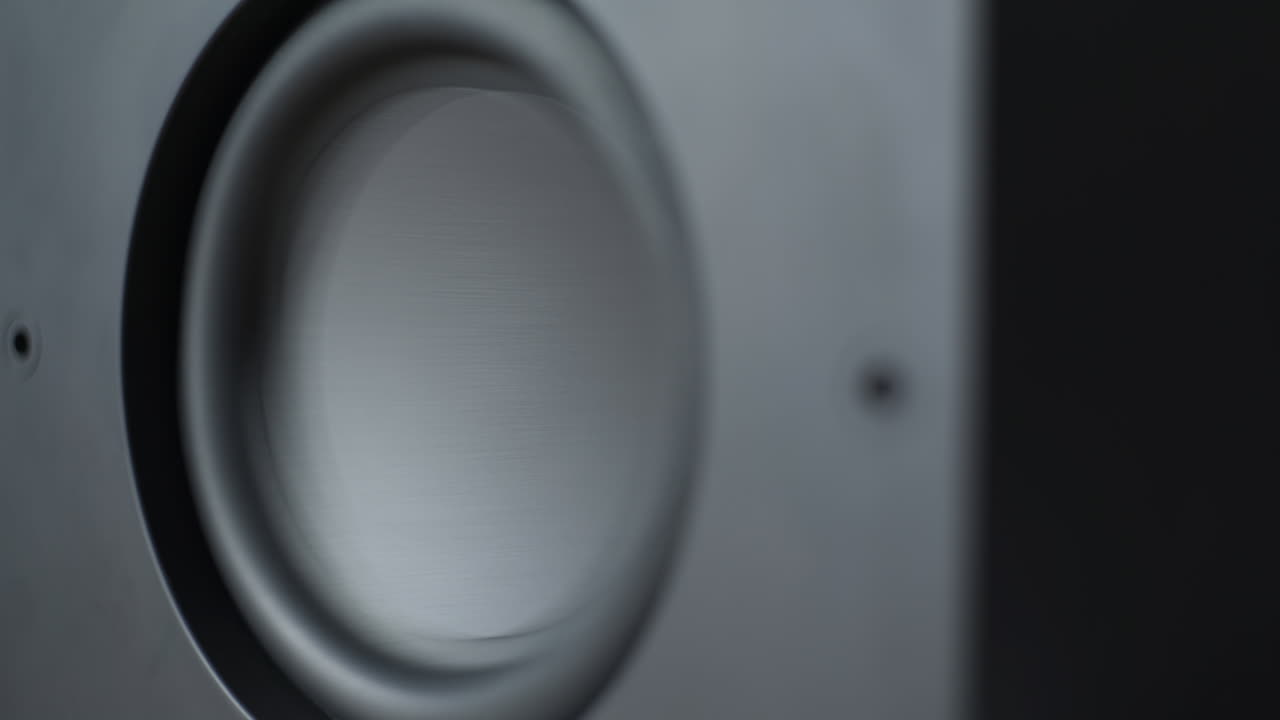 Een subwoofer die luide muziek afspeelt. 4K