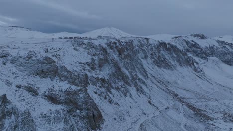 Aufschlussreiche-Luftaufnahme-Des-Skigebiets-El-Colorado-Hinter-Der-Andinen-Bergkette