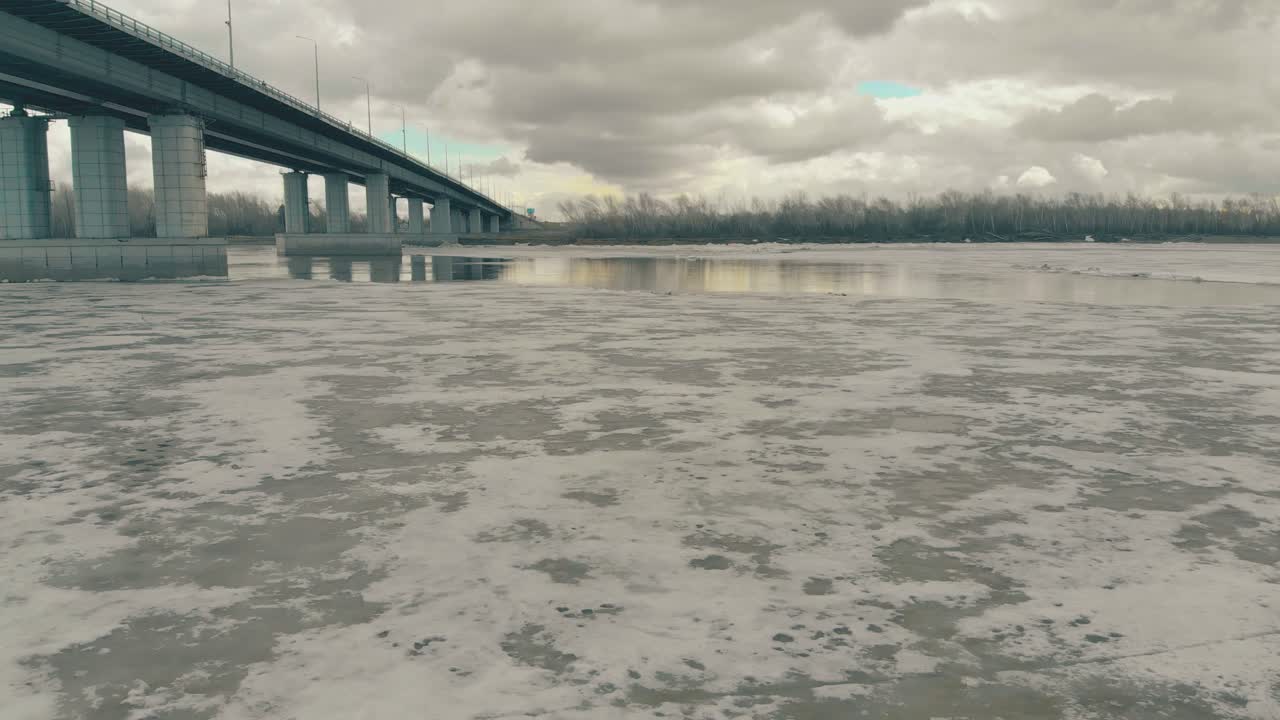 회색 다리 조감도 아래 그림처럼 넓은 얼어붙은 강