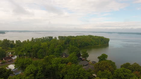 toma de dron del lago indio en ohio, subiendo y titulando toma aérea hacia abajo