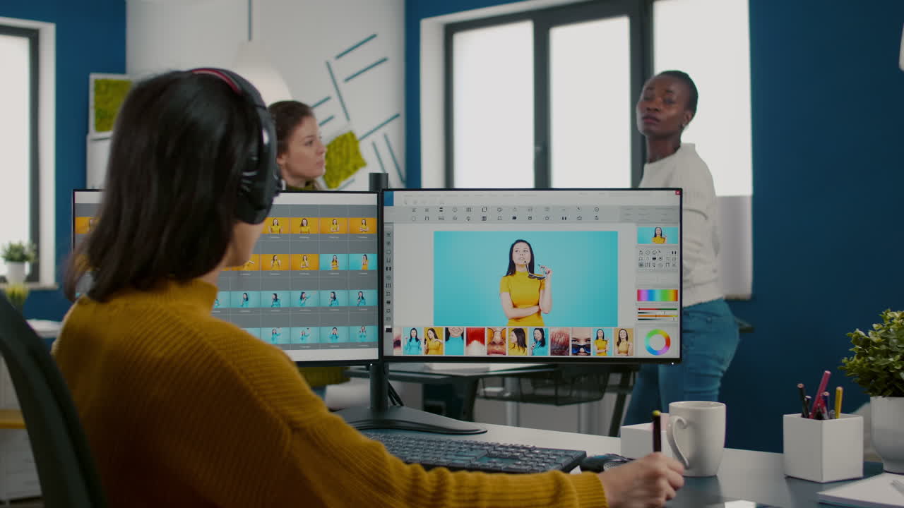 retocadora editando fotos en la oficina de una agencia de medios creativos