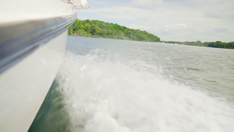 Nahaufnahme-Neben-Dem-Boot,-Wasser-Fließt-Und-Plätschert,-Während-Sich-Das-Boot-Bewegt