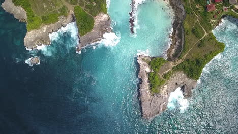 Toma-Aérea-Del-Destino-Prístino-De-Bali,-Laguna-Azul-De-Nusa-Ceningan