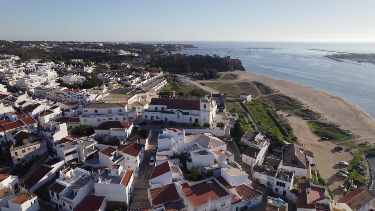Panorama aéreo de la ciudad costera de Ferragudo, Algarve, Portugal.