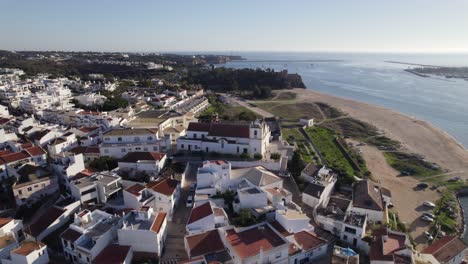 panorama aéreo de la ciudad costera de ferragudo, algarve, portugal