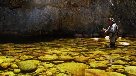 Fischer-Fliegenfischen-Im-Fluss