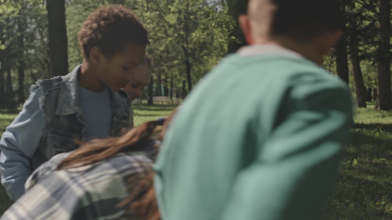 Niños jugando en el parque