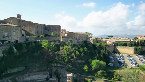 vista aérea de la comuna italiana de volterra sobre el teatro romano en un día soleado