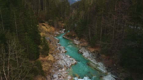 alpes río de montaña cinemagraph aéreo bucle de video sin problemas de una pintoresca e idílica cascada de cañón con agua azul natural fresca en los alpes austriacos de baviera, que fluye a lo largo de los árboles del bosque del cañón. 4k uhd. rissach tirol austria engtal ahornboden