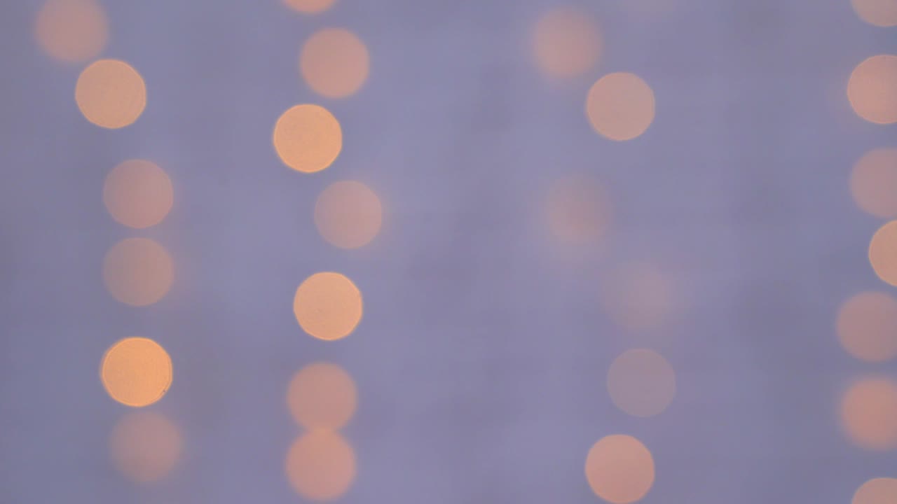 brillantes círculos de colores abstractos desenfocados luces de navidad fondo. luces de hadas borrosas. fuera de foco fondo de vacaciones árbol de navidad. bokeh de luz del árbol de xmas. tema de xmas y año nuevo. video 4k