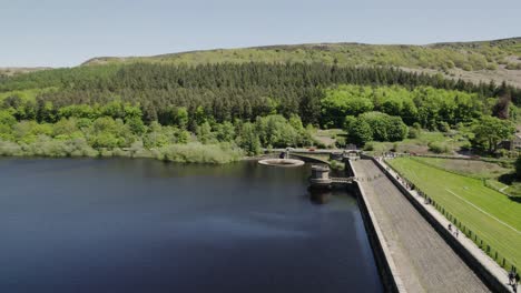 Luftaufnahme-Des-Ladybower-Reservoirs-Mit-üppigem-Wald--Und-Bergblick-Tagsüber-In-England,-Vereinigtes-Königreich